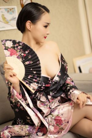 歐美金發美女吻戲_視頻全集