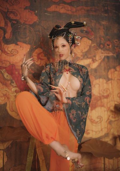 國產(chǎn)化妝品牌安安_英文版字幕